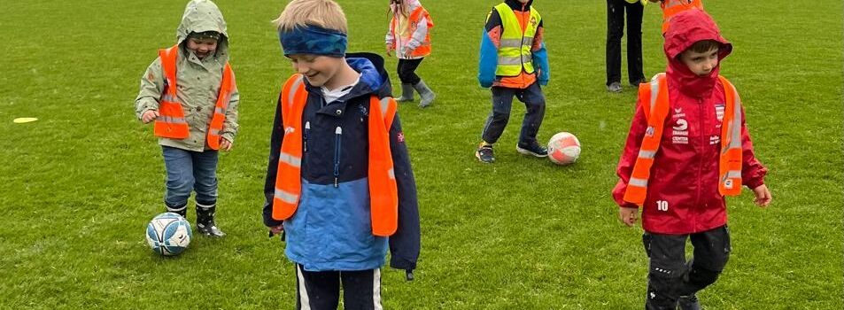 Großer Spaß für kleine Kicker: Kindergarten-Besuch beim Farbencenter FC Thüringen